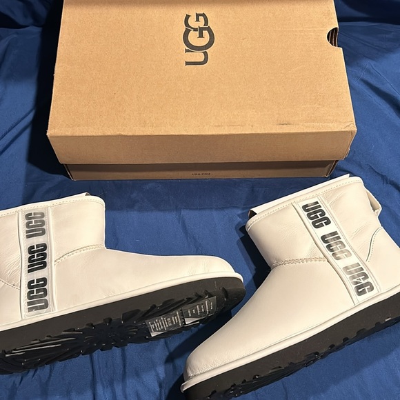UGG- Classic Mini Side Logo II, UMWH, women QS - Picture 5 of 5